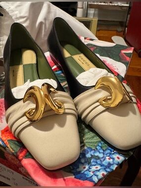 Gucci Two-Tone Leather Loafers in Cream and Black with Gold Hardware